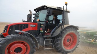 Beylikovanın kadın Kaymakamı Eroğlu traktör başına geçti 4 milyon metrekare tarım arazisine hububat ekimi başladı
