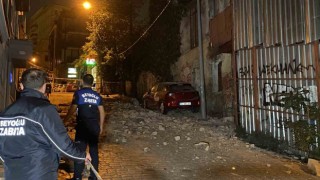 Beyoğlunda metruk binadan dökülen taşlar park halindeki 3 aracı pert etti