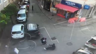 Beyoğlunda sokak ortasında çatışma kamerada