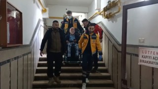 Bina dumanla doldu, yaşlı vatandaş taşınarak çıkartıldı