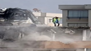 Bina yıkılırken o damda dans etti