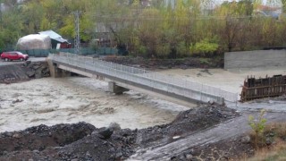 Bingölde aşırı yağış nedeniyle dereler taştı, yaya köprüsü geçici olarak kapatıldı