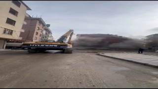 Biri korna ile yıkıldı, diğeri tek dokunuşta yerle bir oldu