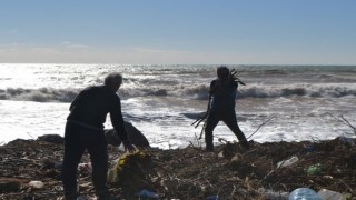 Bozyazıda vatandaşlar sel sularıyla taşınan odunları topladı