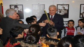 Bu kez oyuncakları büyükler oynadı çocuklar izledi
