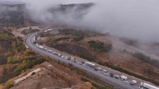 Burdur-Antalya Karayolunda tır makasladı, kilometrelerce araç kuyruğu oluştu