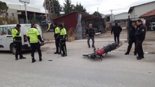 Burdurda motosikleti ile yol kenarındaki kamyonete çarpan sürücü yaralandı