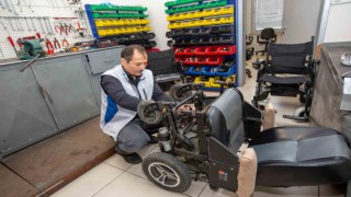 Bursa Büyükşehir Belediyesi engelli vatandaşların tekerlekli sandalyelerini tamir ediyor
