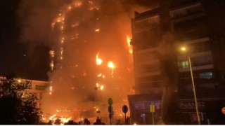 Bursada 10 katlı iş merkezi alev alev yandı