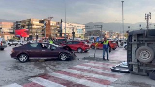 Bursada ambulans kaza yaptı: 1i sağlık personeli 3 kişi yaralandı