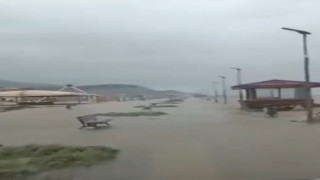 Bursada deniz karayla birleşti, yollar göle döndü