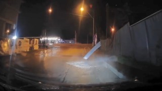 Bursada fırtına çatıları, tabelaları uçurdu