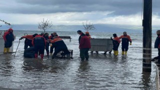 Bursada fırtına hayatı felç etti, deniz karayla birleşti