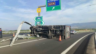 Bursada kamyonet bariyere saplandı
