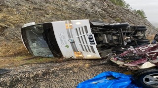 Bursada taziye yakınlarını taşıyan otobüs otomobille çarpıştı: 1 ölü, 5 yaralı