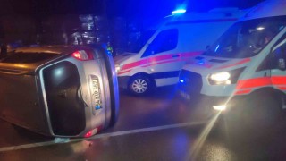 Bursada virajı alamayan otomobil duvara çarparak takla attı: 2 yaralı