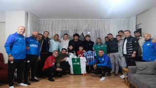 Bursaspor Kulübü, yüzüne biber gazı sıkılan çocuğu evinde ziyaret etti