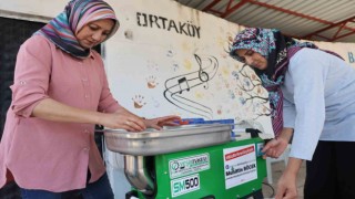 Büyükşehirden Kumlucalı kadınlara domates sıkma makinesi