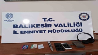 Cadde ortasında bıçak çekip gasp ettiler