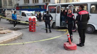 Caddede yürürken silahlı saldırıya uğrayan 2 kişi yaralandı