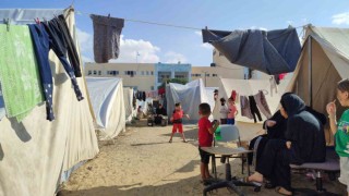 Çadır kampında kalan Filistinli kadın: Nöbetleşe uyuyoruz
