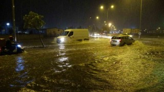Çanakkalede cadde ve sokaklar göle döndü