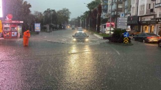 Çanakkalede cadde ve sokaklar göle döndü
