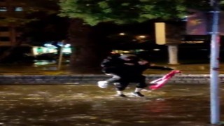 Çanakkalede iki genç yağmur sularına düşen Türk bayrağını aldı