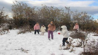 Çanda mevsimin ilk kar yağışı çocukları sevindirdi