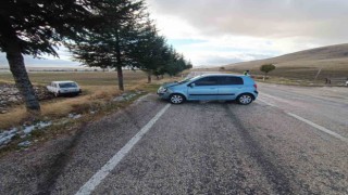 Çarpışan otomobillerin sürücüleri yaralandı