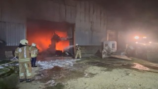 Çatalcada fabrika deposu alev alev yanıyor