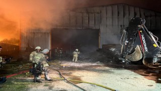 Çatalcada fabrikanın deposu alev alev yandı