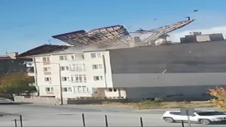 Çatının uçma anı kameralara yansıdı