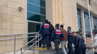 Çeşmede jandarmanın operasyon: 5 göçmen kaçakçısı yakalandı