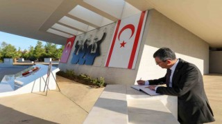 CHP Genel Başkanı Özel, KKTCde Küçük ve Denktaşın kabirlerini ziyaret etti