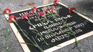 CHP Genel Başkanı Özel, Sebat Apartmanı önüne Hrant Dink için karanfil bıraktı