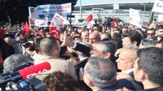 CHPnin yeni Genel Başkanı Özgür Özel, İzmirde partililer tarafından karşılandı