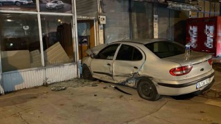Ciple çarpışan otomobil iş yerine çarparak durabildi: 3 yaralı