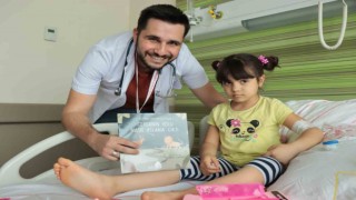Çocuk doktoru yazdığı hikaye kitabını servis servis gezerek çocuklara okuyor