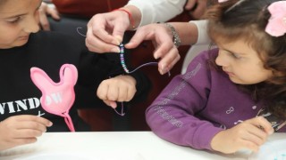 Çocuklar takılarını kendileri yaptı