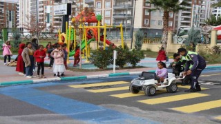 Çocuklar trafik kurallarını eğitim parkıyla öğreniyor