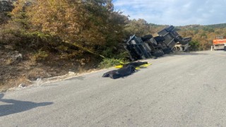 Çorumda iş makinesi yüklü tır devrildi: 2 ölü