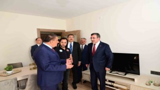 Cumhurbaşkanı Yardımcısı Yılmaz, deprem konutlarını inceledi