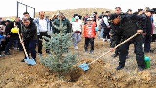 Cumhuriyete nefes olacak fidanlar toprakla buluştu