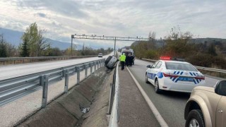 D100de bariyerlere çarpan otomobil orta refüje düştü: 1 yaralı