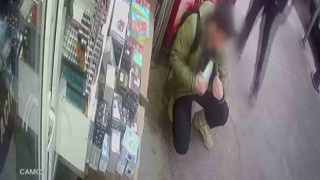 Dakikalarca önünde beklediği tezgahtan çakmak dolu kutuyu böyle çaldı