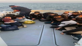 Dalamanda Yunanistanın geri ittiği 20 düzensiz göçmen kurtarıldı