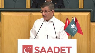 Davutoğlu, Kürsüye Beyaz Gömlekle Çıktı