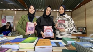 Deprem şehidi kültür elçisi Yaşar Alparslanın anısı kitapları ile yaşatılıyor