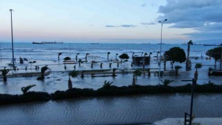 Deprem sonrası 1 metreyi bulan çökmenin yaşandığı İskenderun Körfezinde denizle kara birleşti